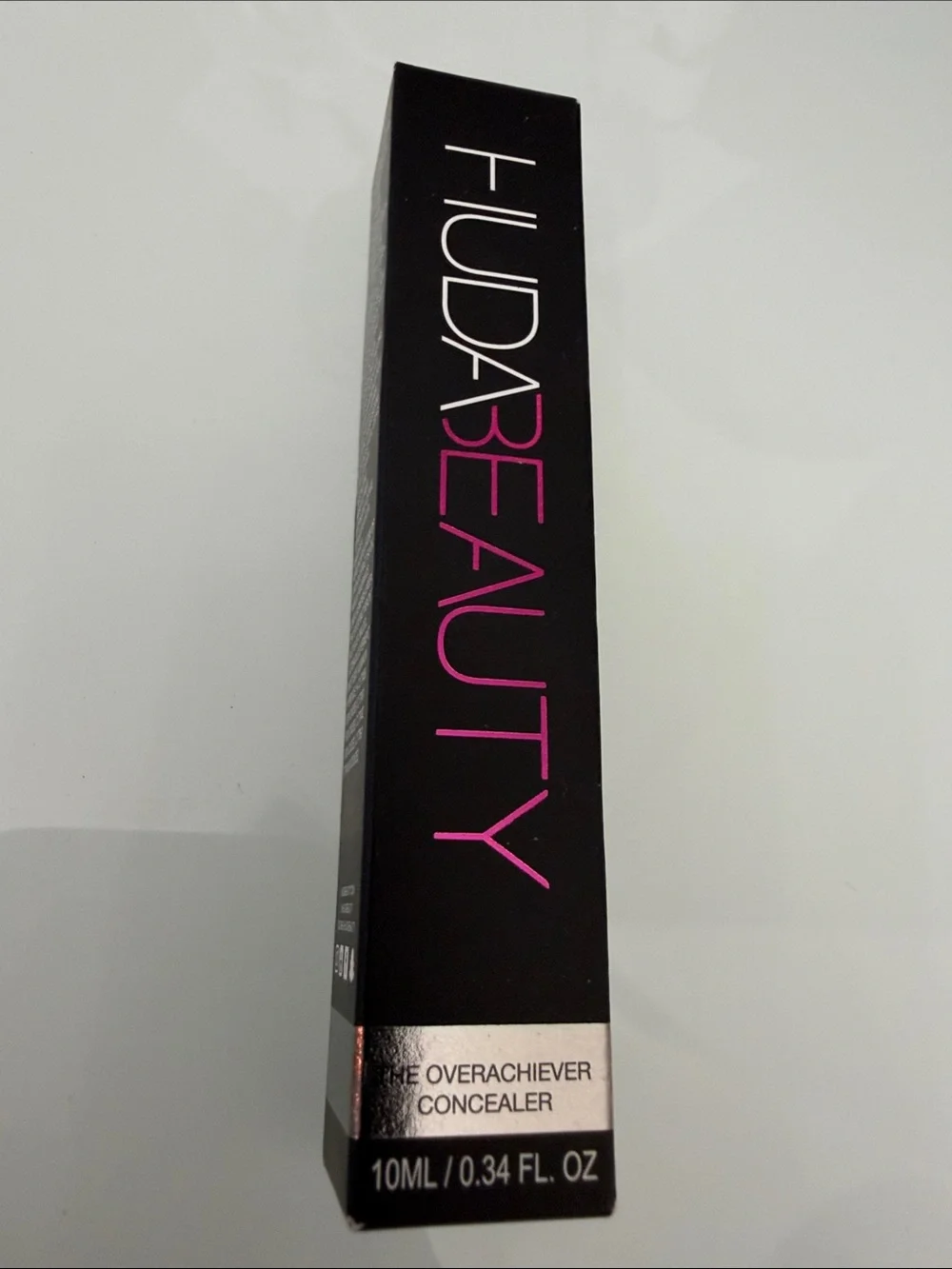 HUDA BEAUTY The Overachiever Concealer - Granola 18N